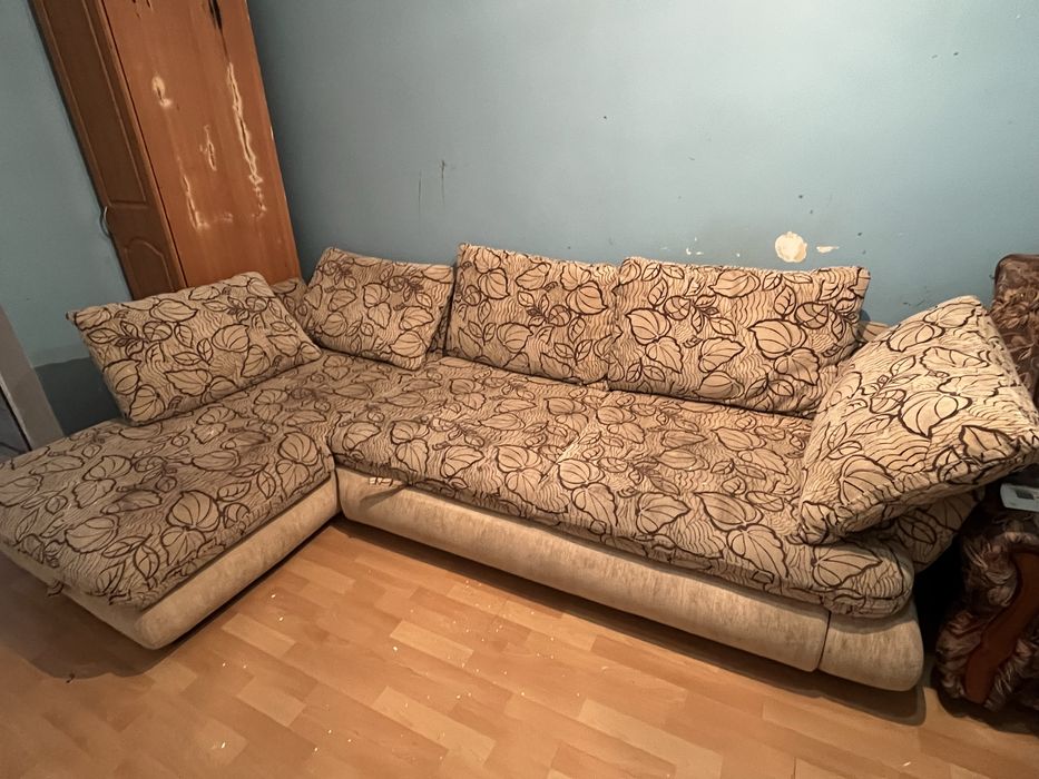Диван срочно продаю