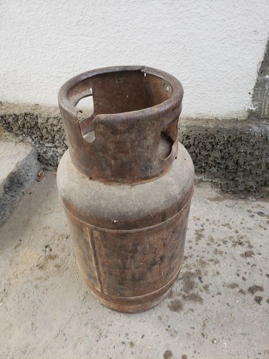 Продаётся маленький газовый балон 25 литров.