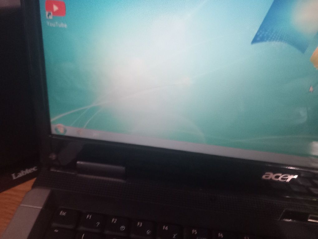 Vând laptop Acer plus 2 boxe