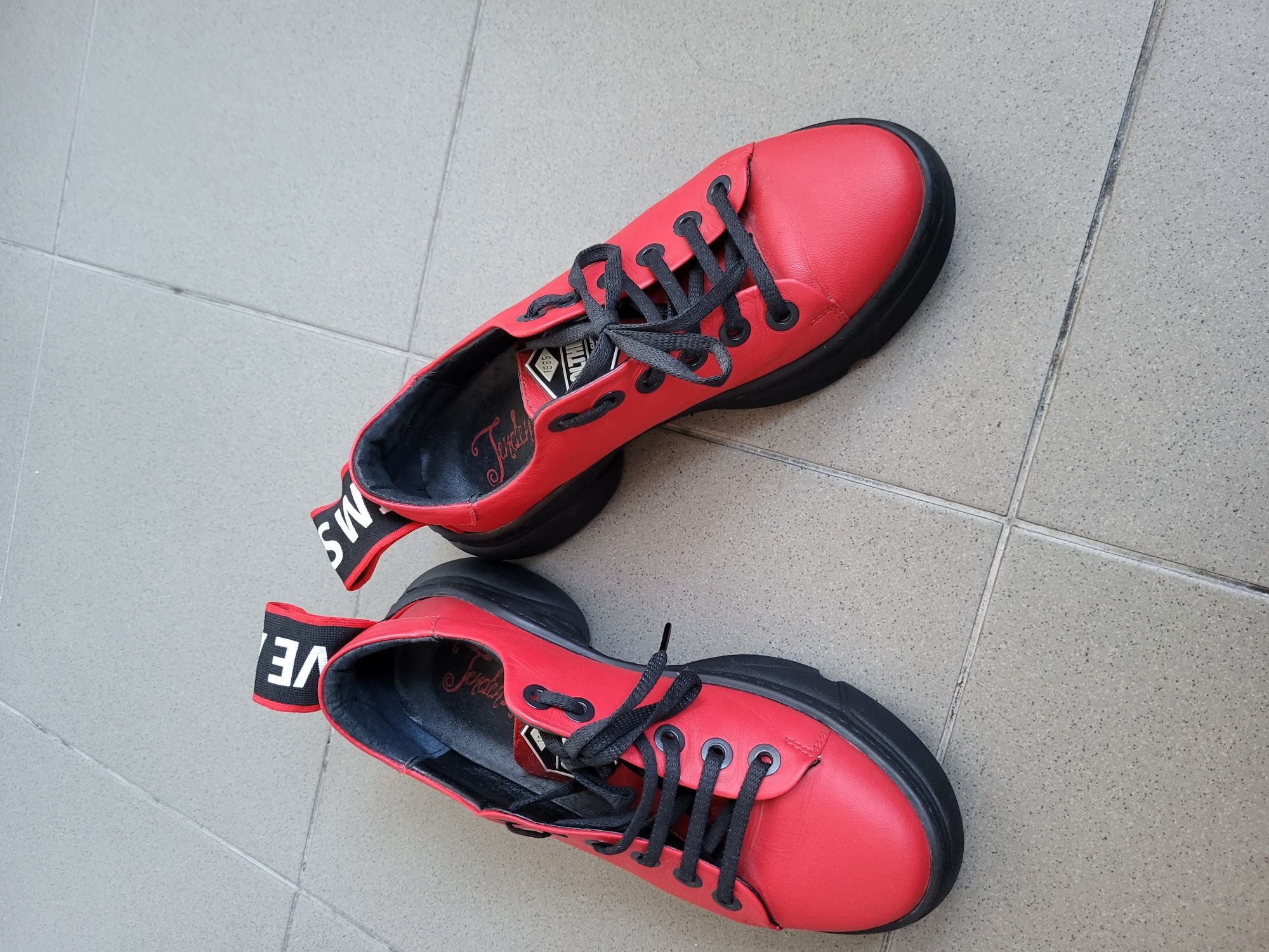 Червени спортни обувки,