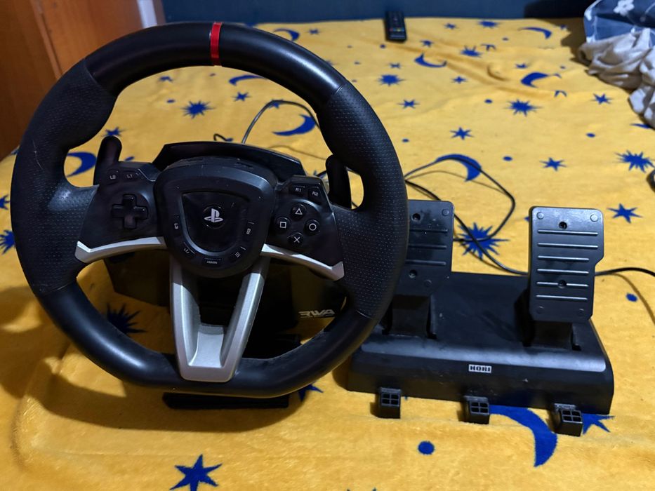 Ps 4 pro 1TB cu 2 jocuri fifa 21 si gta5 volan de gaming aproape nou.