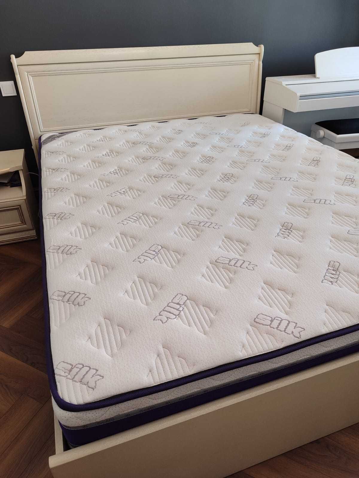 Продам двухспальную кровать с ортопедическим матрасом.