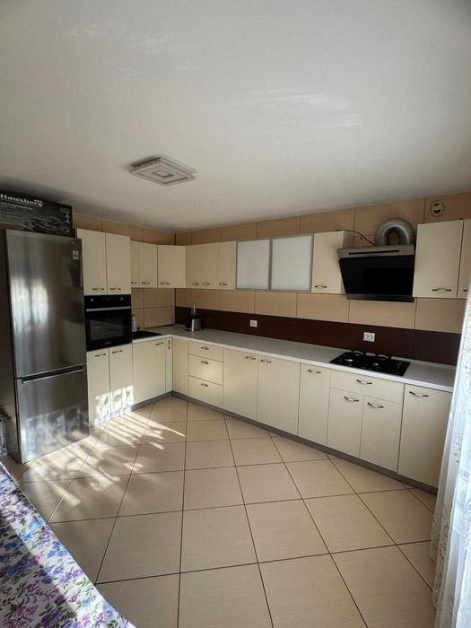 Casă de vânzare + 2 spații comerciale funcționale + foișor inchis