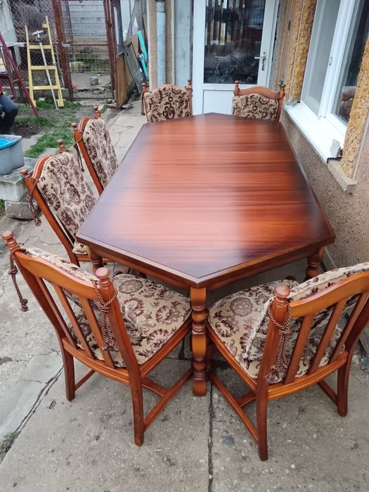 Masă masivă extensibilă cu 6 scaune