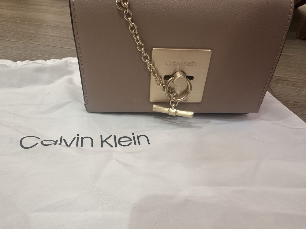 Дамска чанта Calvin Klein, с приблизителни размери 17/13/8