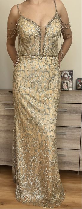 Продавам чисто нова бална рокля!