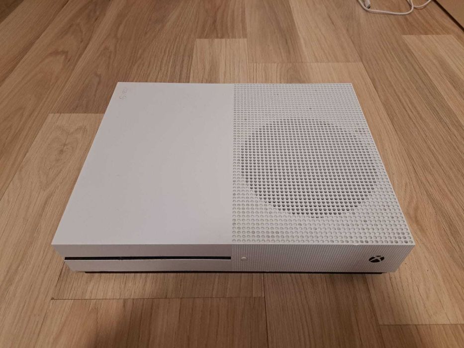XBOX ONE S (+un controler și 12 jocuri)
