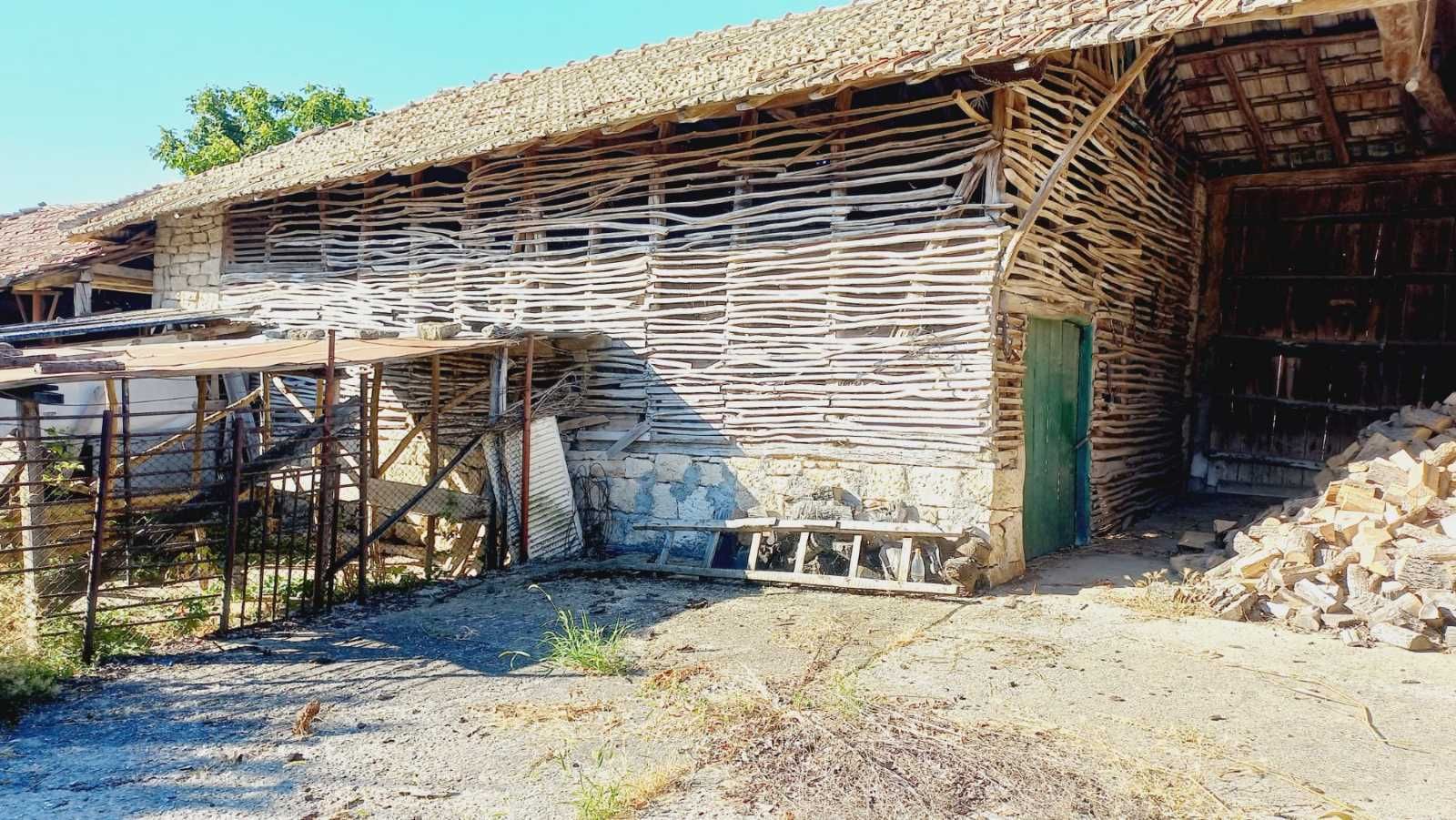 Селска КЪЩА с 1345 м² двор, гараж и стопански постройки. От СОБСТВЕНИК