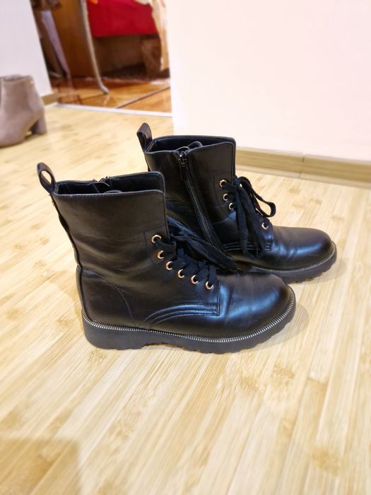 Se vinde ghete Guess