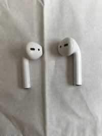 Casti airpods stânga și dreapta