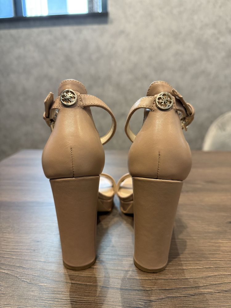 Кожени обувки GUESS на тока 9,5 см, 35 р