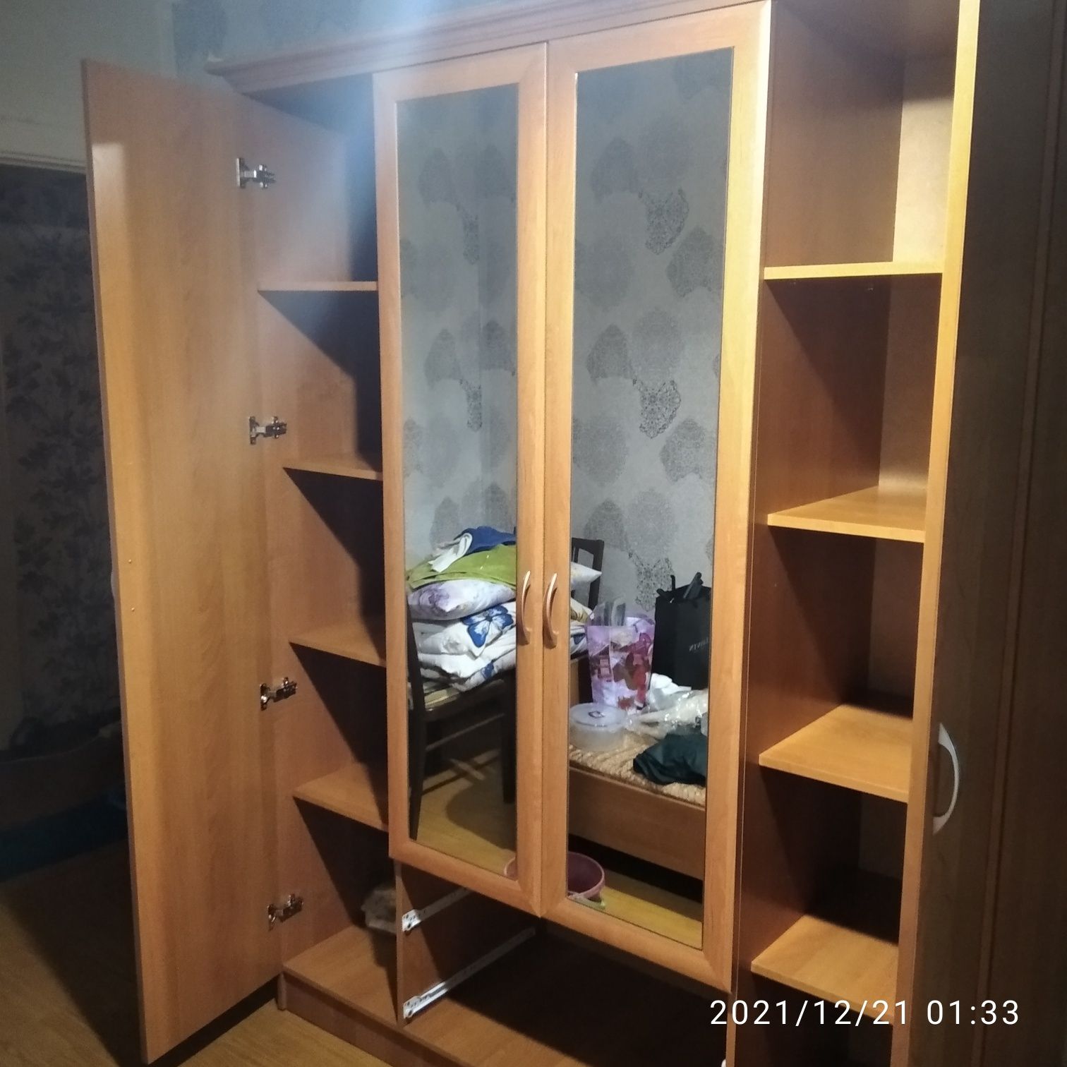 Продаётся четырехстворчатый отличный шифоньер! Цвет ольха!