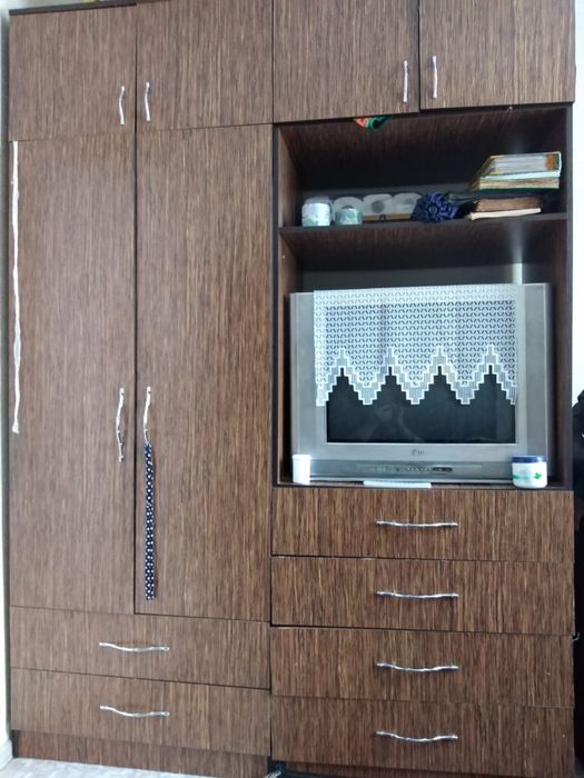 Шкаф б/у вместительный. Цена 20 000тг. Торг уместен. Самовывоз.