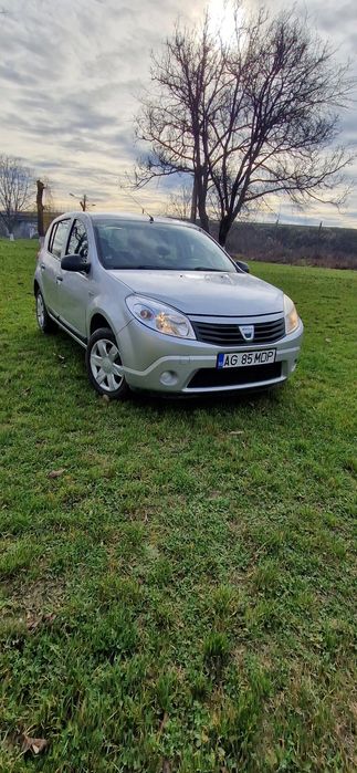 Vând Dacia Sandero masina personala de 6 ani.