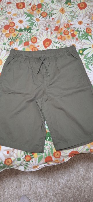 Vând pantaloni scurti copii