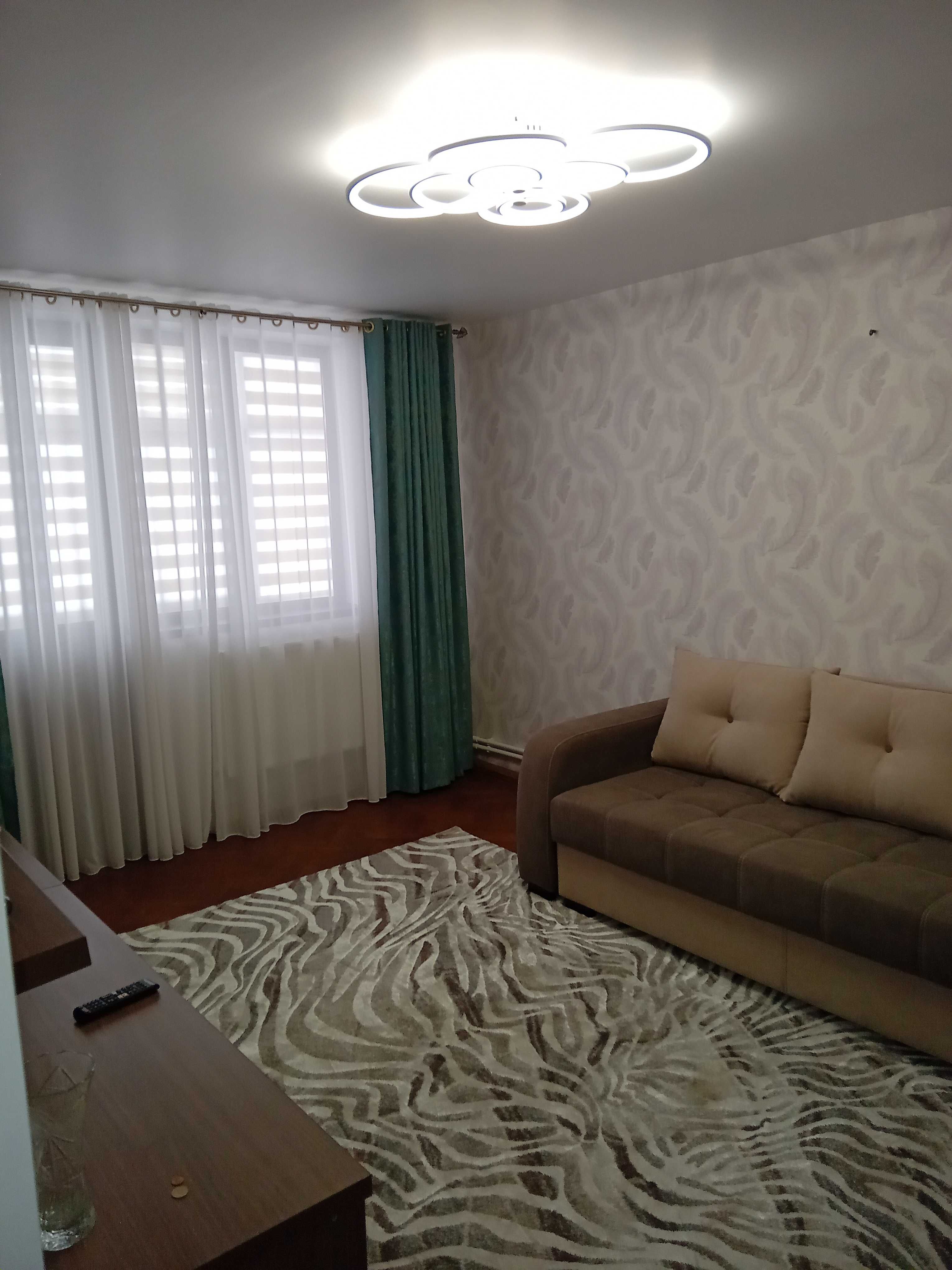 Vand apartament 3 camere, zona Spital