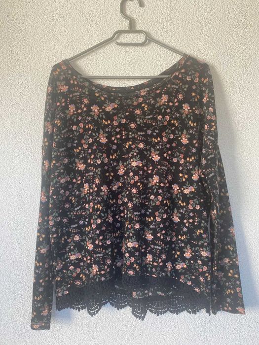 Bluza subtire, negru cu floricele, cu dantela, masura S/M