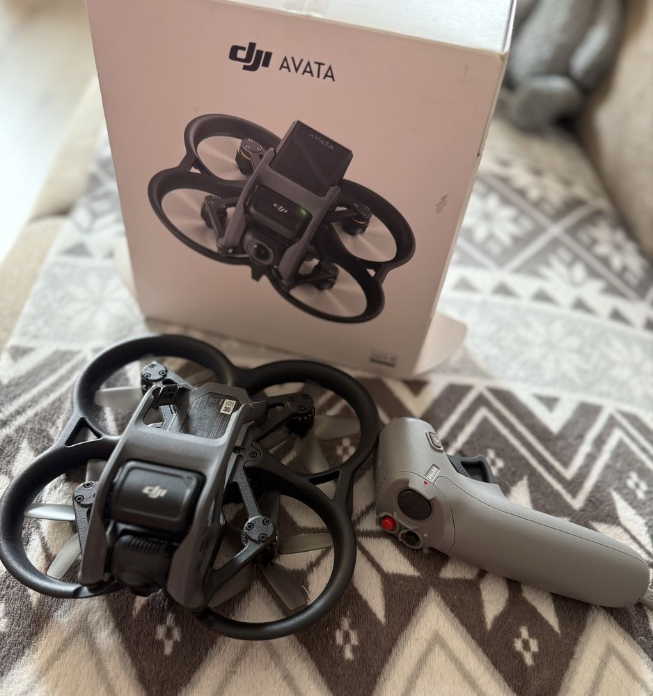 Drona Dji Avata cu telecomanda