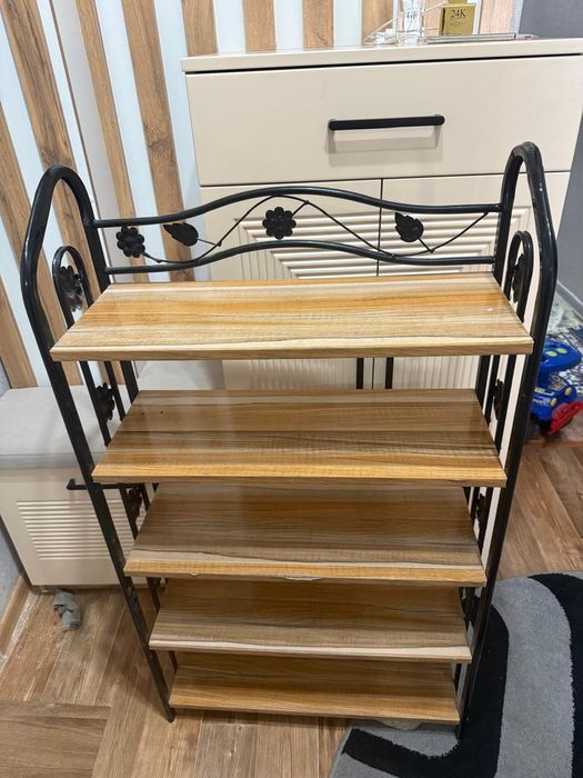 Стол биік және жер стол болады, аяқ қояйын полка