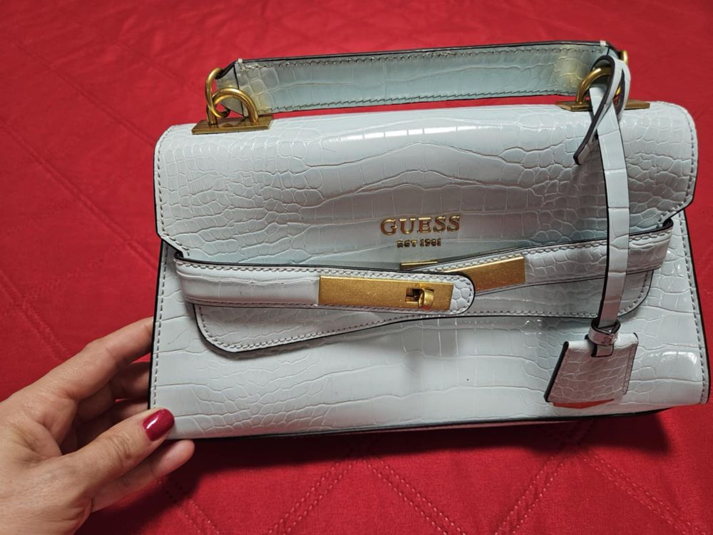 Продавам оригинална чанта Guess