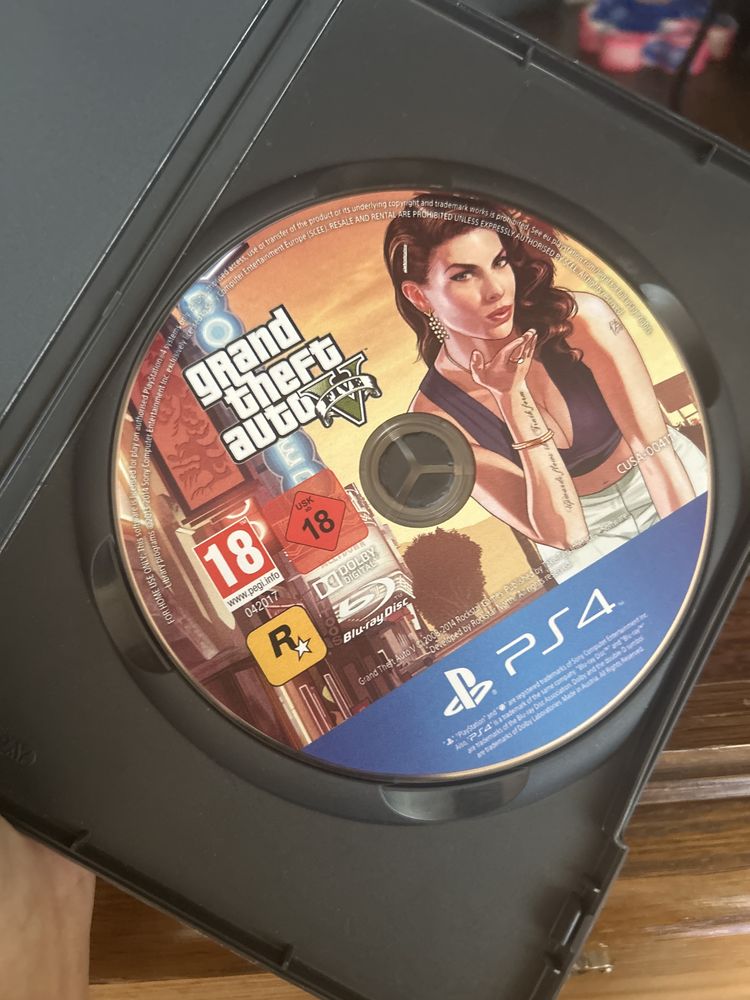 Плейстейсън 4 про с два джойстика и три игри