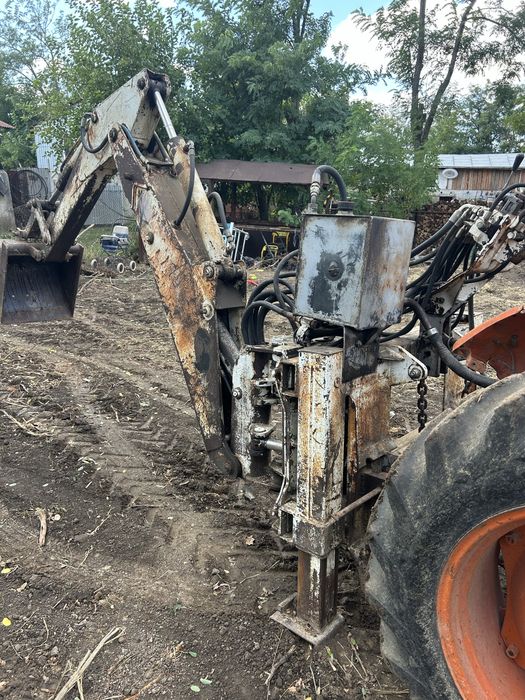 Braț excavator pentru tractor