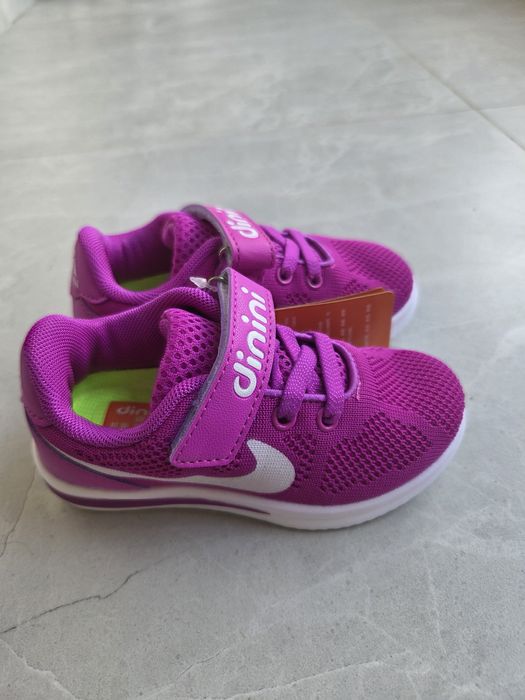 Продам новые кроссовки размеры 26,27