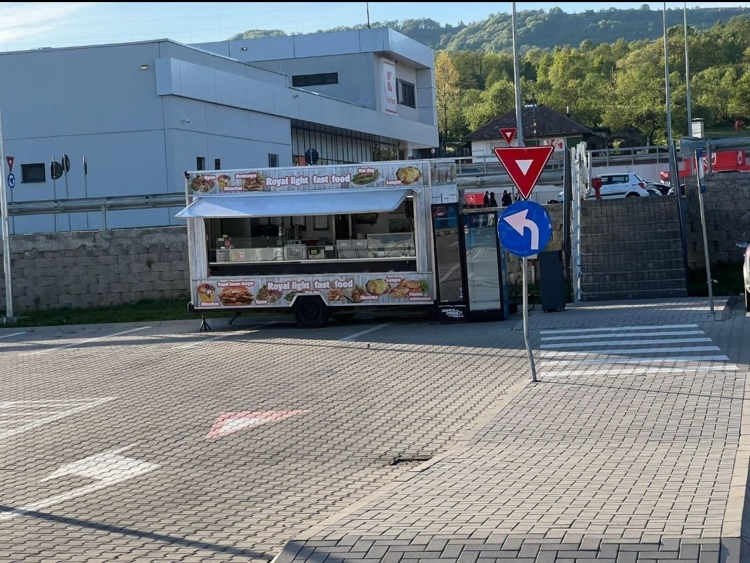 Inchiriez rulota food truck complet echipată