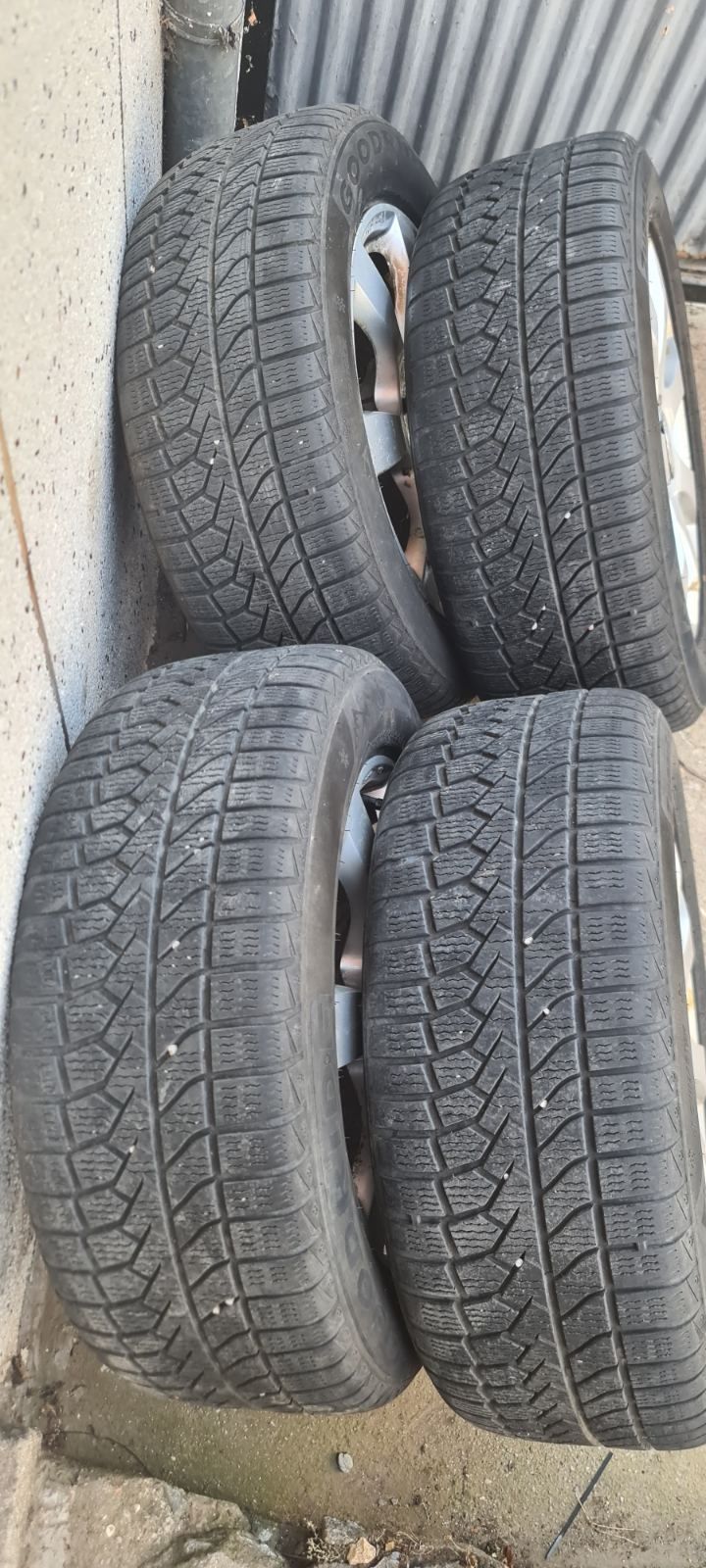 Продавам  Гуми +джанти  16ц мерцедес.