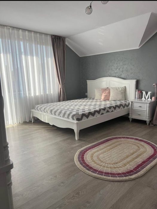 Pat alb din lemn 160x200 – stare impecabilă, elegant și solid