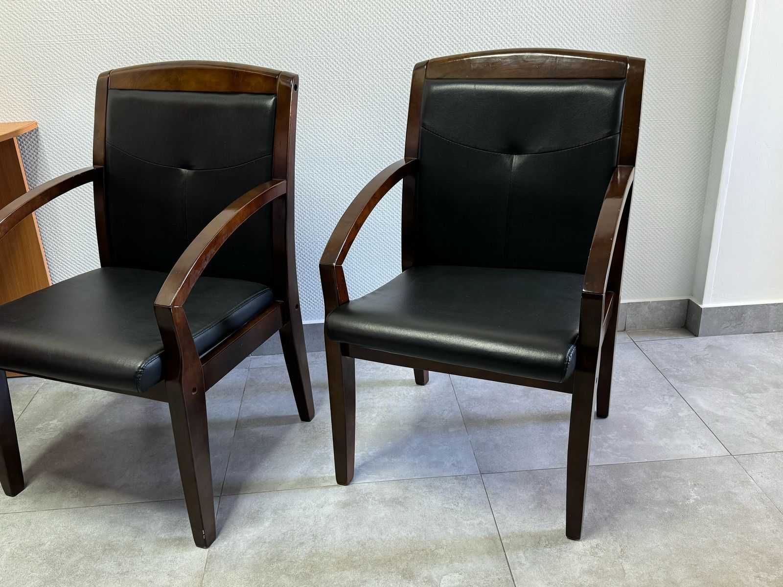 Два офисных стула из натурального дерева и кожи. Б./у.