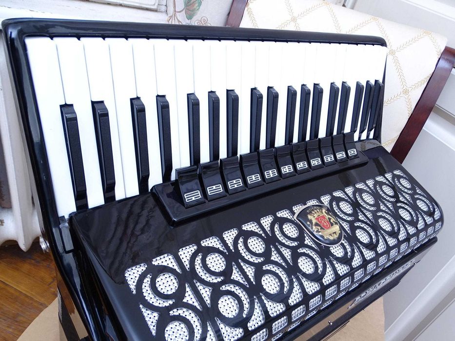 Нов акордеон ROYAL STANDARD MONTANA 120 баса.