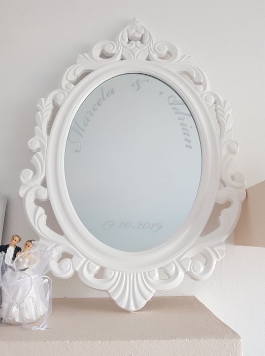 Oglinda alba gravata personalizata cu nume data evenimentului