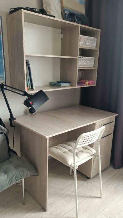 Продам стол ученический с полкой