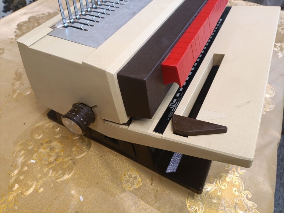 Продается брошуровшик.