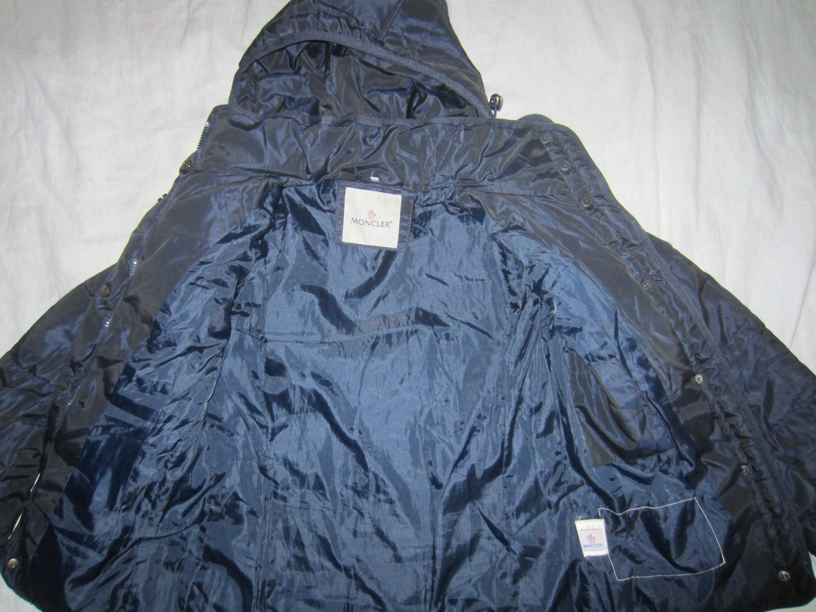 Geaca dama Moncler, masura S-M, gluga detasabila, poliester