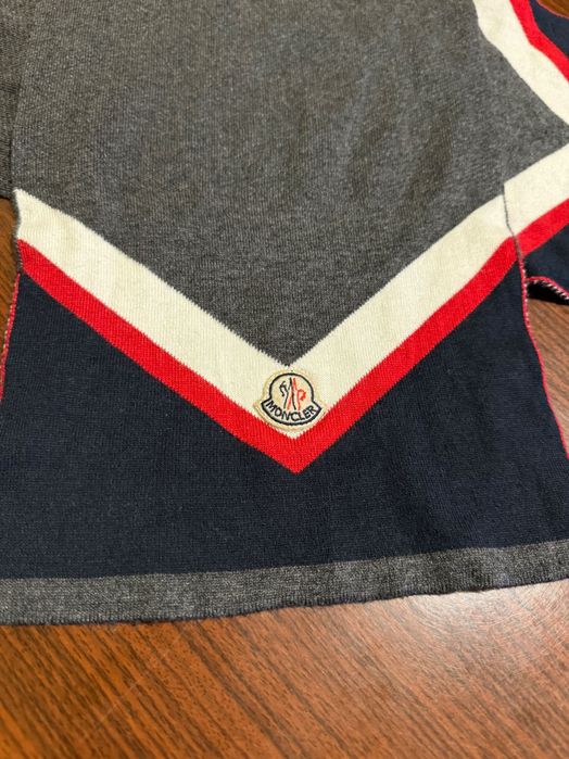 Шал Moncler.          K