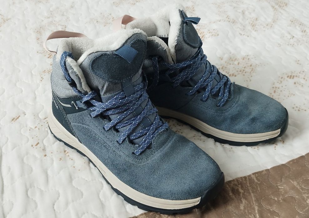 Ghete din piele intoarsa, impermeabile, marca Quechua, marimea 35.