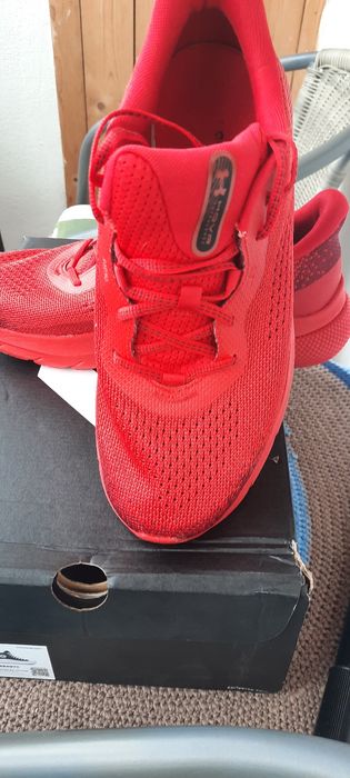 Vând adidași Under Armour