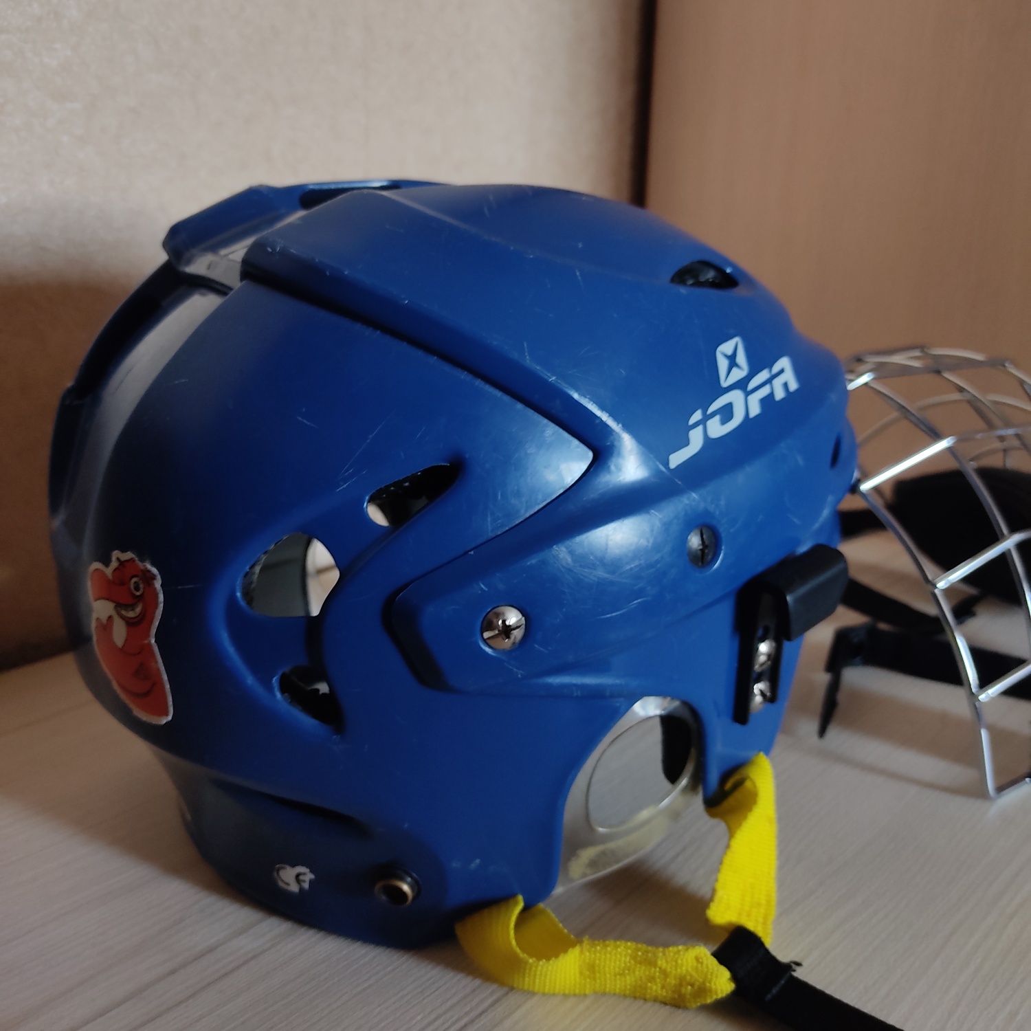 Хоккейный шлем с решеткой