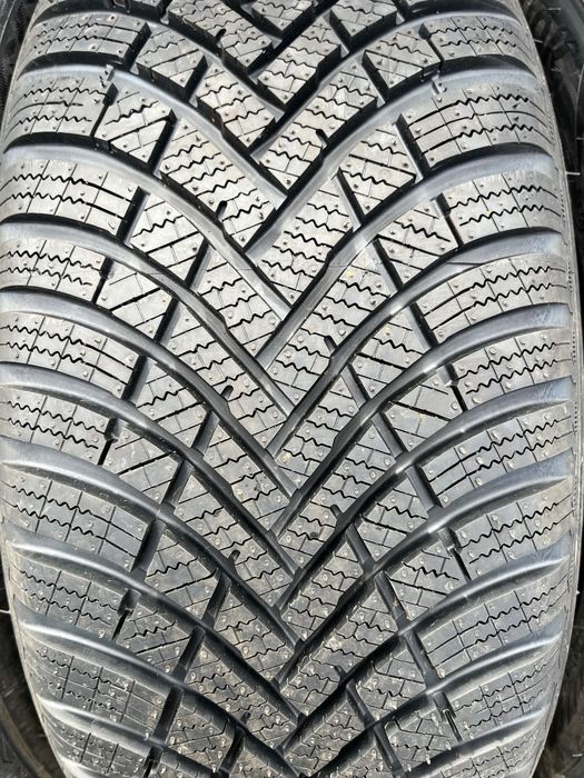 Hankook 215/55/17 Нови