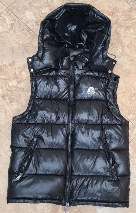 Vand vesta moncler neagra lucioasa