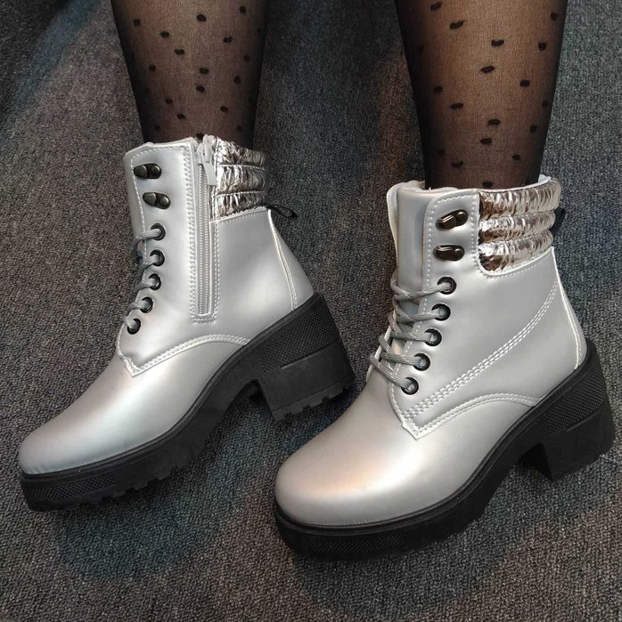 Дамски сребристи боти на ток