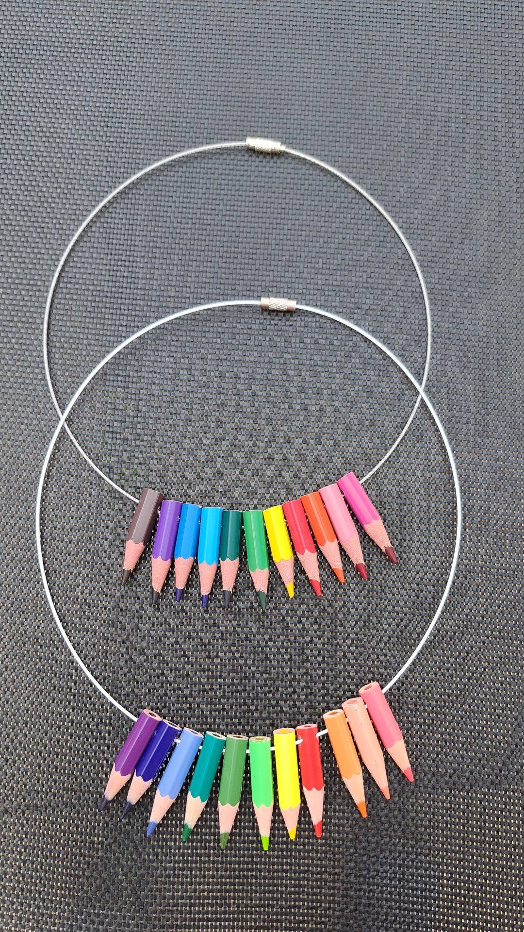 Coliere de creioane colorate