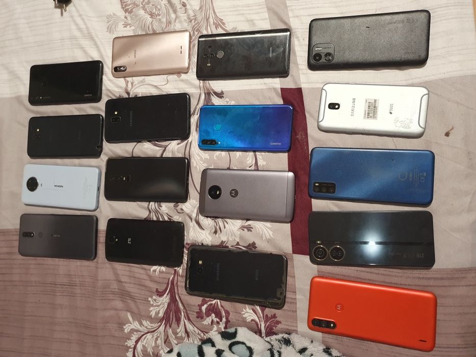Vând telefoane defecte