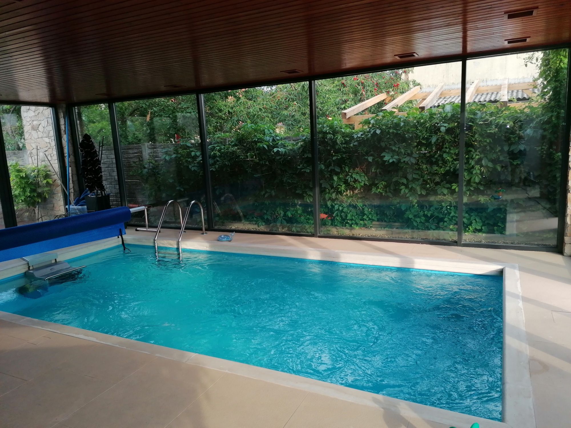 Casa cu piscina interioara