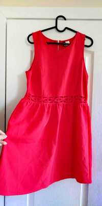 Ефирна лятна рокля на марката НМ в червено и бродерия