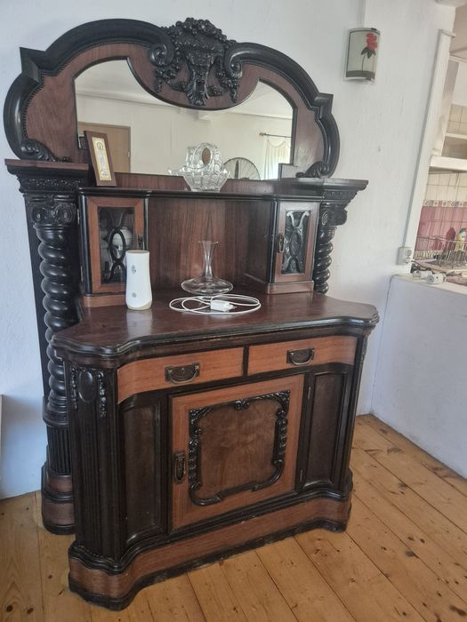 Mobilier vintage din lemn masiv, cu elemente decorative sculptate manu