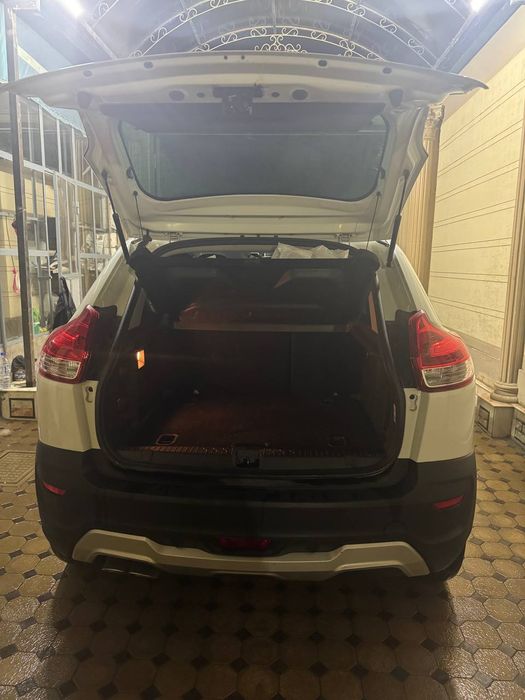 Машина Lada Xray Cross