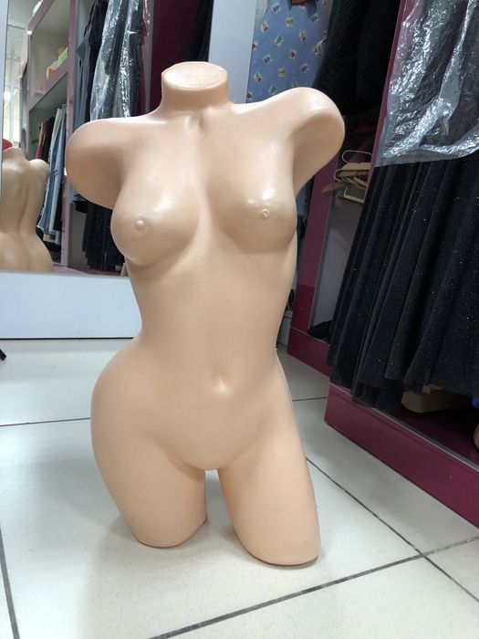 Продам торговое оборудование: манекены, вешалки, шкафы, стойки